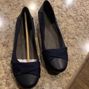 Baretraps Blue Mitsy Flats. Never worn. Just sitting in a closet.